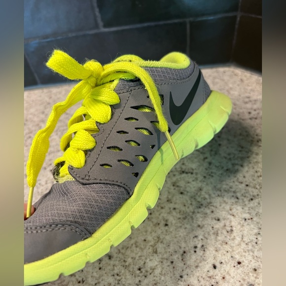 Nike Boys Shoes Size 12.5 - Picture 4 of 9